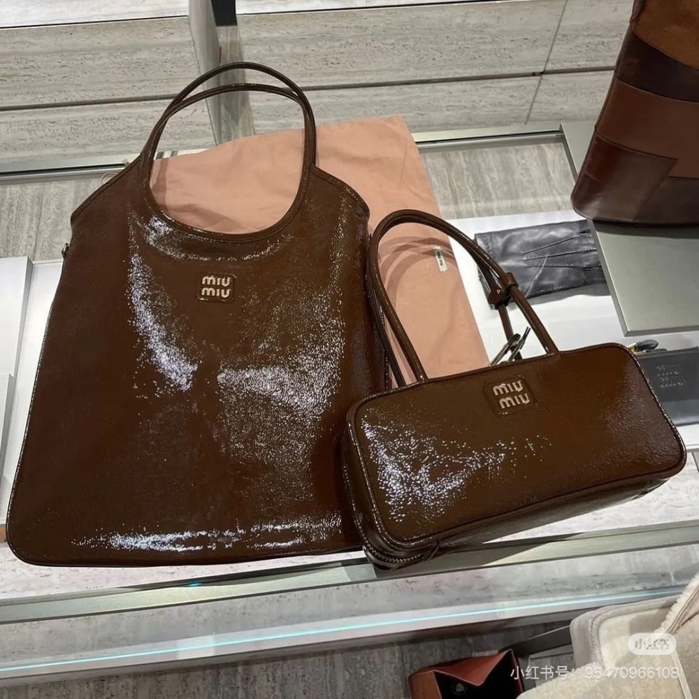 The glossy and distinctive temperament is filled with miumiu Akkadian wax cowhide tote