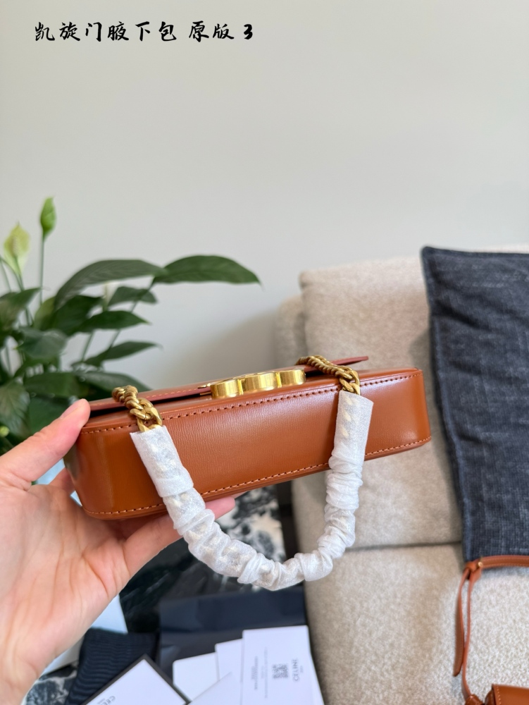 p225
What kind of immortal style is this? It's too explosive
CELINE Triomphe chain armpit bag small
Triumph means "victory, triumph" in French
The inspiration for the double C buckle of the bag comes from the rich paintings of the Arc de Triomphe Squ...