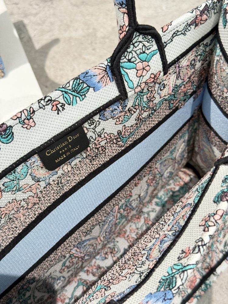 P290 Spring New Collection
Dior | ww This bag has the name INFP Butterfly written on it! Butterflies flap their wings, and all things are colorful
When butterflies flap their wings and sweep through the summer, everything is endowed with vitality. Th...