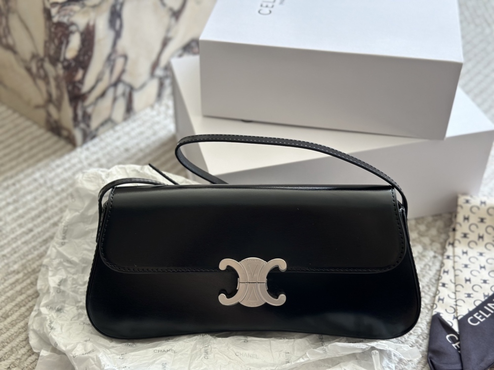 230 box
size：28*12cm
Celine's new black silver LOLA handbag
The new season's LOLA silver hardware color scheme is even more cool and vibrant