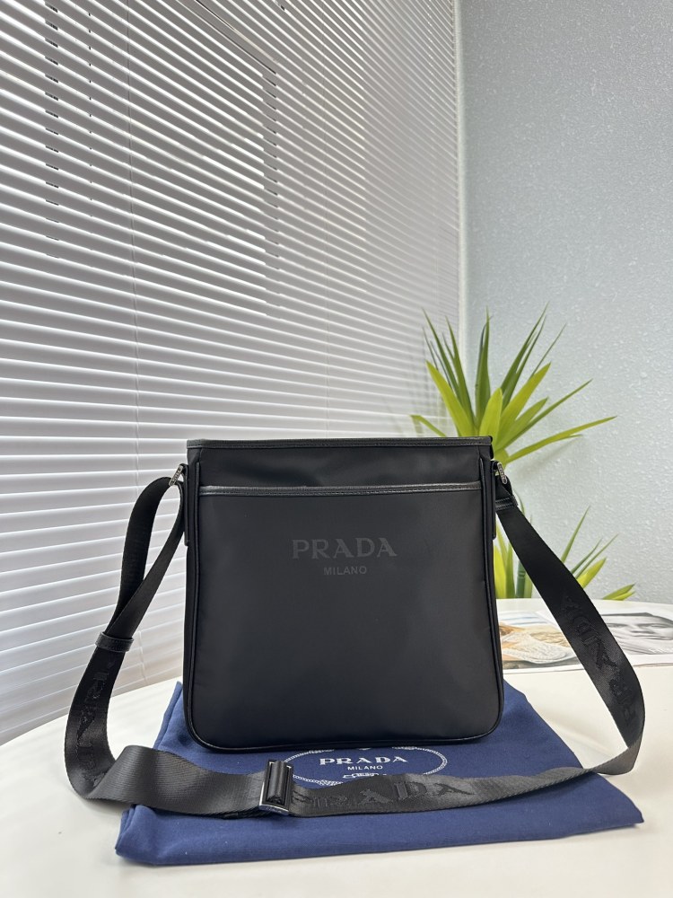 The upgraded version of Prada PRADA's latest single shoulder crossbody bag has been shipped. It is a high-end luxury original board imported waterproof fabric with cross patterned cowhide, luxurious triangular mark hardware, clear logo, and quality t...