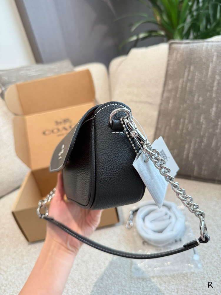 p210
COACH | March new Hailey Flap bag by Coach ▼ # Favorite bag on the street
Coach Coach's March New Hailey Small Stick Envelope Bag
A small mobile phone bag can satisfy the sisters who takes a mobile phone when going out
Paired with two detachab...