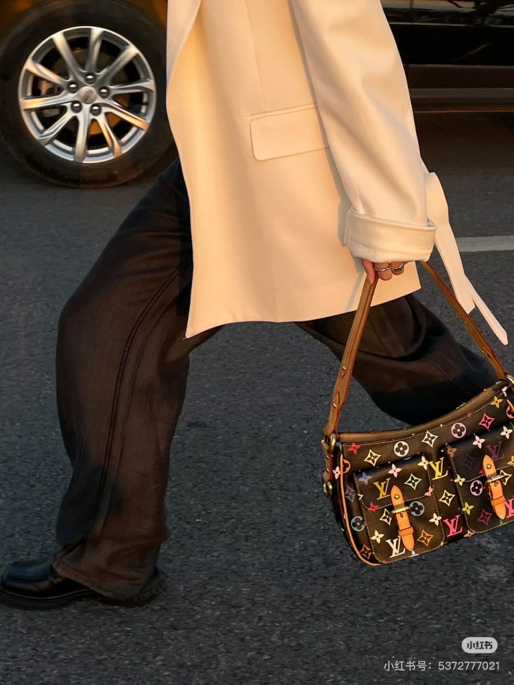 Without a black and white tri color series, it's hard to say that you're an LV expert - LV Village Shanglong not only represents classic beauty
It also represents unique value
-This beautiful black tricolor is extremely rare and precious.
As a popula...