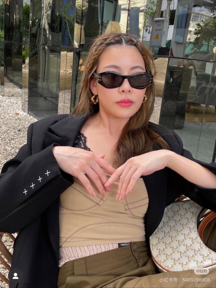 Pei Xiuzhi's Same Style | DIOR Concave Style that Looks Good on Anyone, Tian. Korean National Goddess Pei Xiuzhi Suzy's Same Style Sunglasses
DIOR #DIORSIGNATURE B1∪
Interpreting the gentle and mature Han Fan'er~
◆ Polygonal narrow frame, with a ...