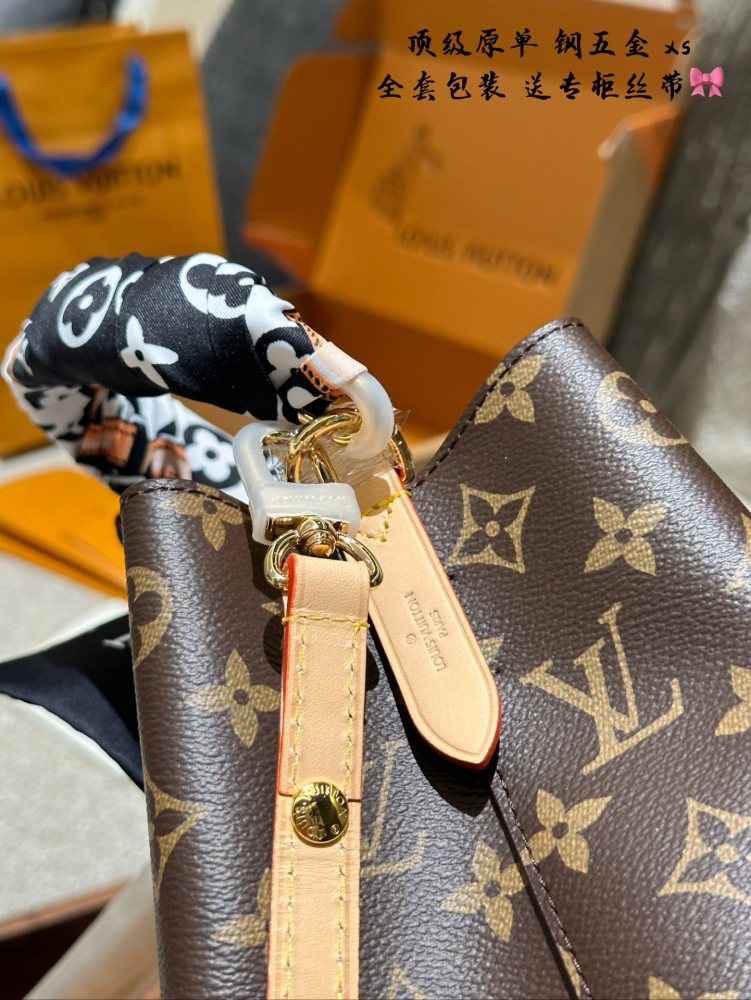 p375
Lv One Second Get Fairy Sister Same Version V
LV speedy nano t+from a fashion perspective As mentioned above, it meets everyone's aesthetic preferences, being lightweight, durable, and super capable of carrying a minimalist body that is suitable...