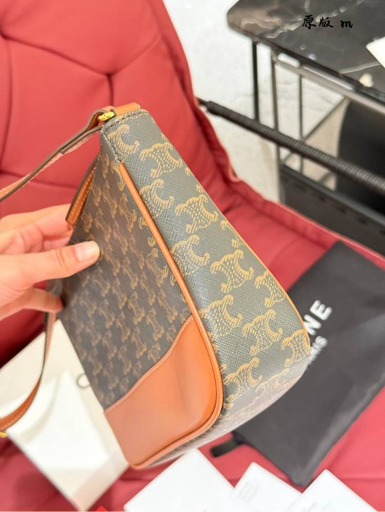 Celine Underarm Bag P205
Celine/Celine Mahjong Underarm Bag#
The bag is more retro and recognizable, and it is very fashionable to carry it by hand or clip it under the armpit!! Although not suitable for crossbody, the shoulder strap can also be adju...