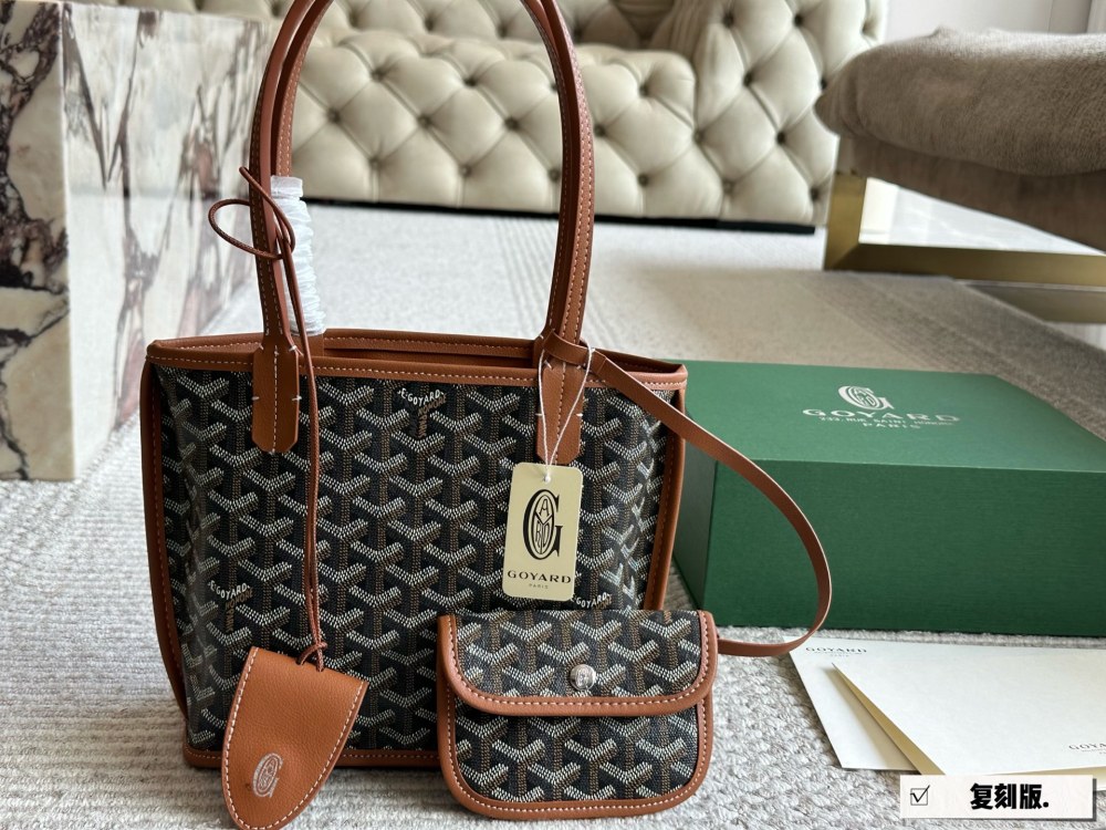 Reproduction edition 215 with box
size：20*19cm
Goya shopping bag ?
Mini shopping bags belonging to this season
Perfect 1:1 customization
Goyard Dog Teeth Red Limited Edition
The physical object is really textured,
New Year's Destiny Pack!