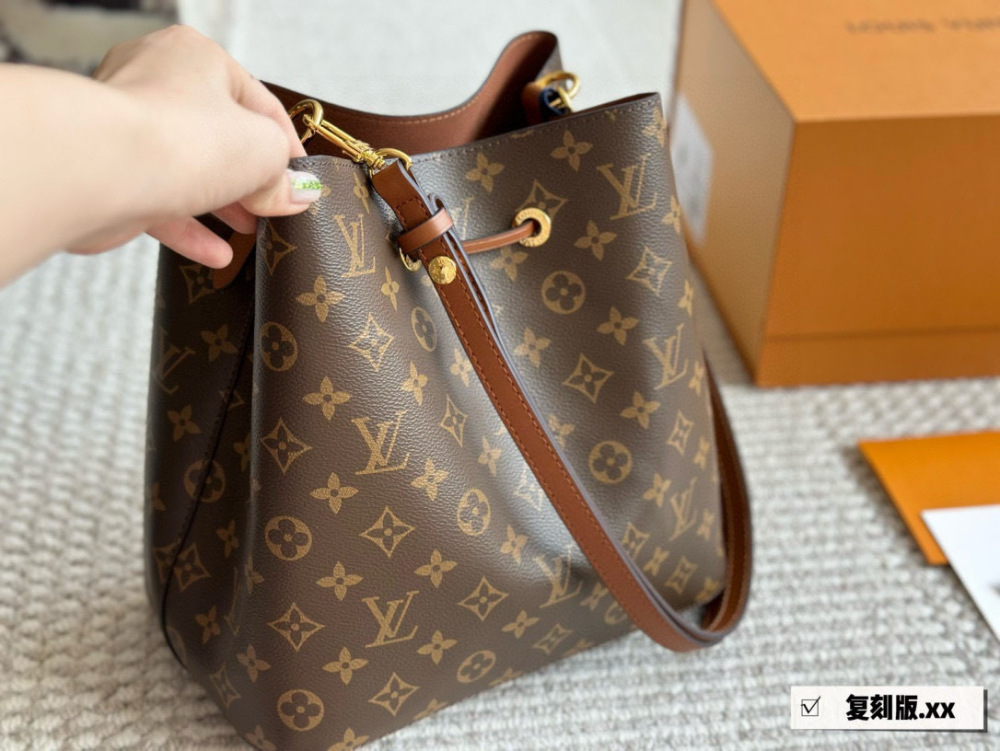 225 boxes
High quality daily recommendation
L Home Bucket Bag Noe Bucket
This water bucket has a soft texture
Size: 26cm
Cross shoulder/single shoulder is more comfortable
Search for Lv bucket bag