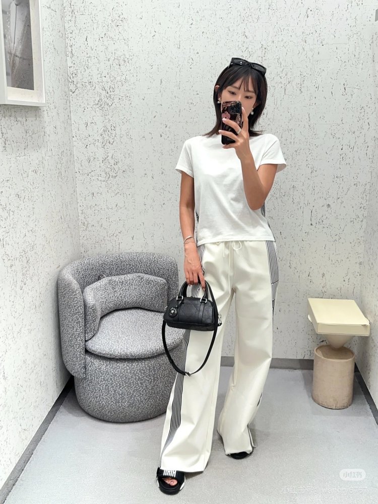 what?  ??? Dior actually released such a cute little bag
Super obedient backpack and hand-held crossbody bag
Decorate delicate girls