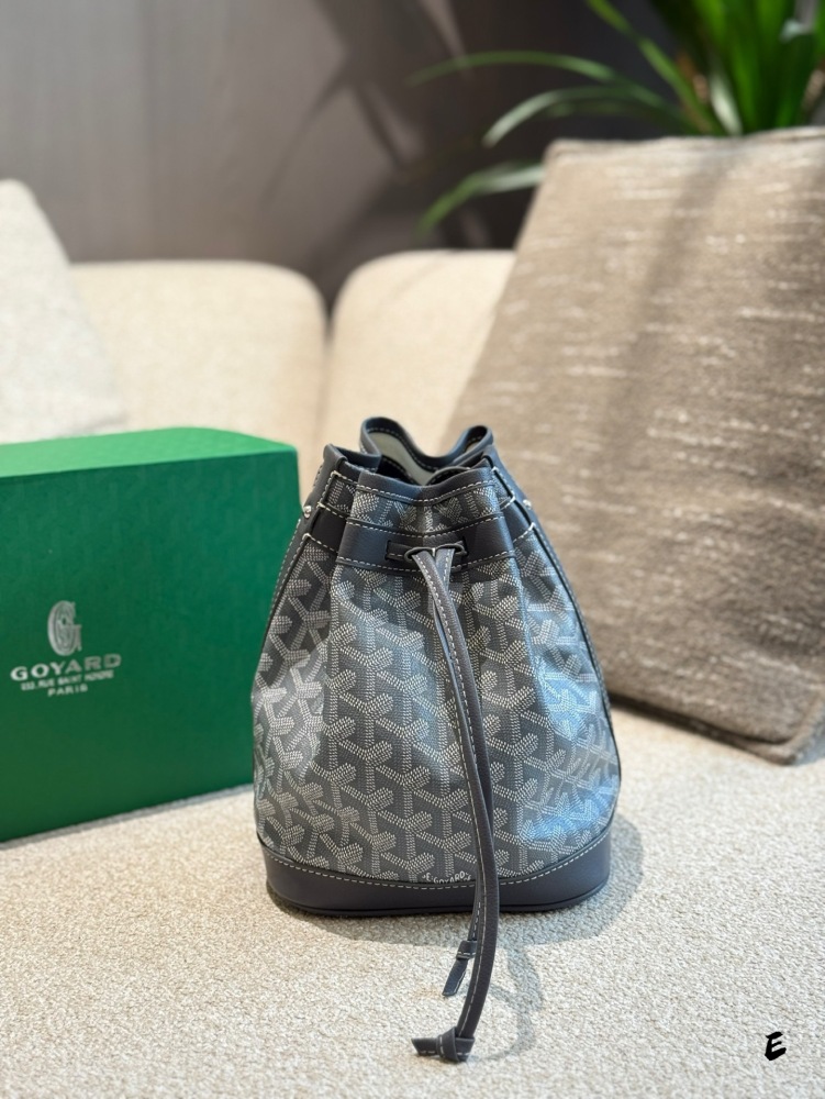 P245 folding box
Yang Chenglin's Goyard Petitfeit Bucket Bag
Yang Chenglin Goyard's PetitFetit Bucket Bag/Wealth Bucket Respectful Petit Flot Bucket Bag, the lightest bucket bag in the world. The classic replica treasure item originated from the 1960...
