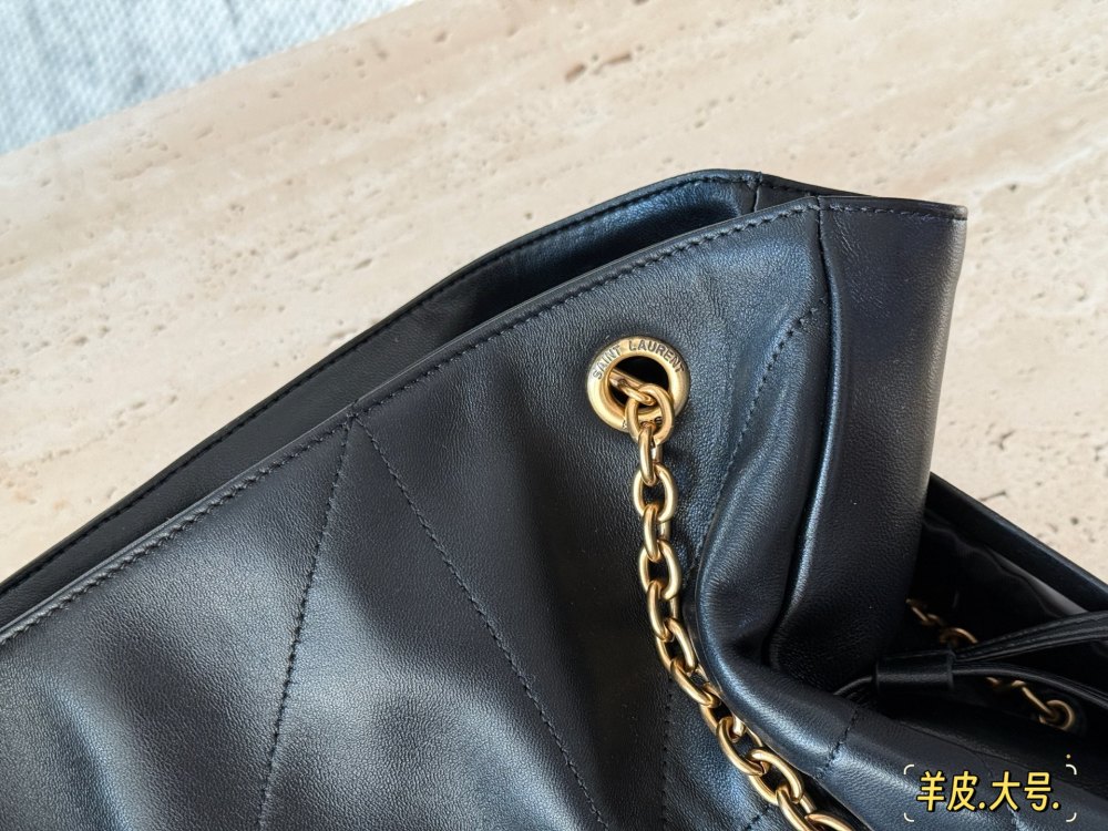 330 360 Boxless Sheepskin
Size: 27 * 29cm (small size)
35 * 35cm (large size)
YSL Yangshulin Shopping Bag
Too beautiful upper body, Jamie Large Pochon
The new model is so beautiful!
Back and body super fashionable! Can be on one shoulder or both shou...