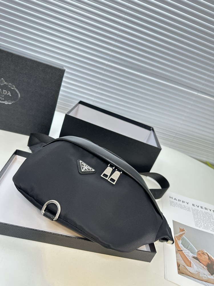 The latest Prada cross chest bag/waist pack! Model 2VH938 classic and versatile! Super textured and comfortable to the touch, with meticulous workmanship. Made of Taiwanese fabric, it is definitely a bag with a very high sex ratio, inheriting the cla...
