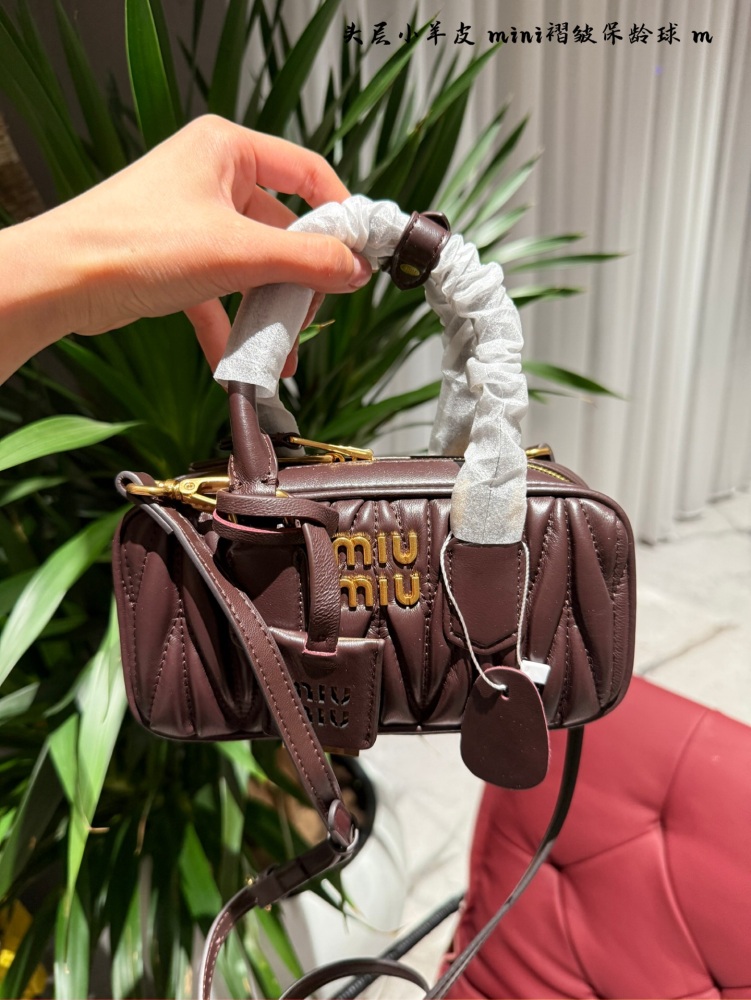 p290 mini
Miumiu Fold Bowling Mini Exquisite and Stylish
Miumiu pleated bowling is very popular and highly sought after by many celebrities, especially the mini. It is very exquisite and beautiful, and making a dinner bag for parties is a great choic...