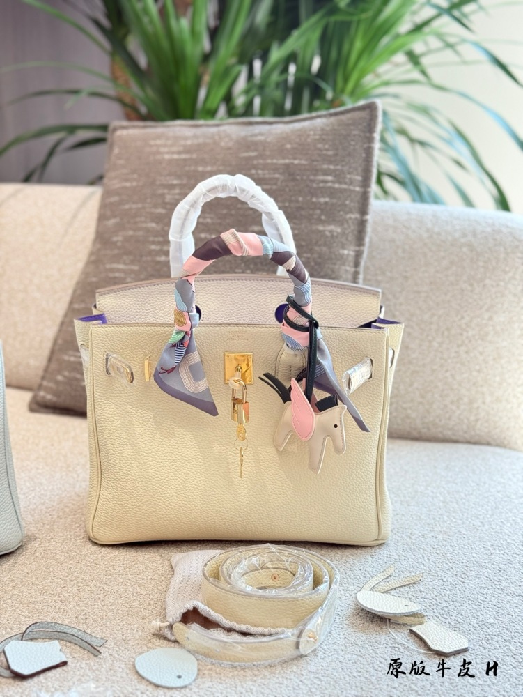 Original cowhide p380
Hermes Birkin is absolutely amazing! A timeless classic! Never outdated!
The Holy Grail blue milkshake and white color match perfectly with summer!
Go out easily - carry it directly and fill up your aura
Togo intradermal suture,...
