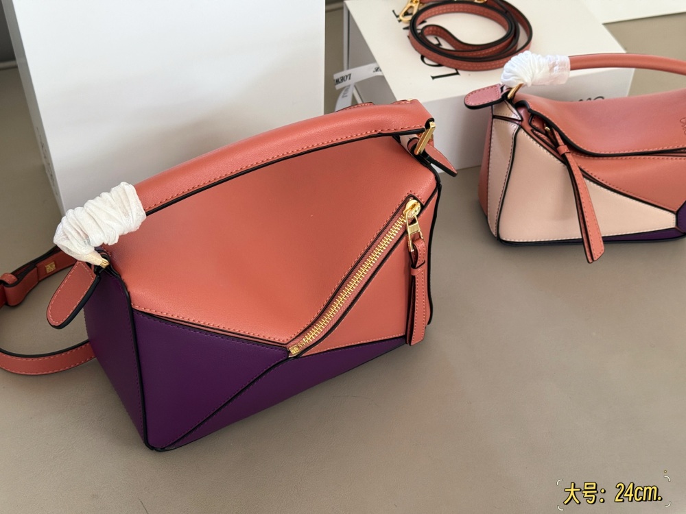 225 255 box
Size: 18 * 10cm (mini)
24 * 15cm (large size)
Loewe Geometry Package Puzzle
Truly cannot be missed,
?? Cowhide quality!
Completely hold on!
Puzzle cranberry color blocking
Even high-level ones have to overflow
