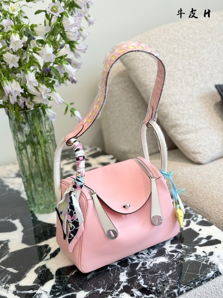 p410
Lindy has a lazy and casual nature. Loving her sisters, she really needs to see this advanced, clean and healing color. 0% lindy26 with silver clasp is really healing. The whole blue bag has a feeling of blue sea legend, grand and dazzling~
Make...