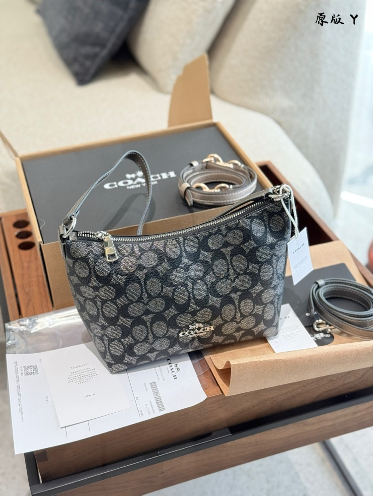 Coach lunch box bag p255
Zip top armpit bag multiple back method~
The new Zip top armpit bag is deeply loved by everyone~
The short shoulder strap under the armpit is very eye-catching, how to adjust the shoulder strap?
You can see that we will threa...