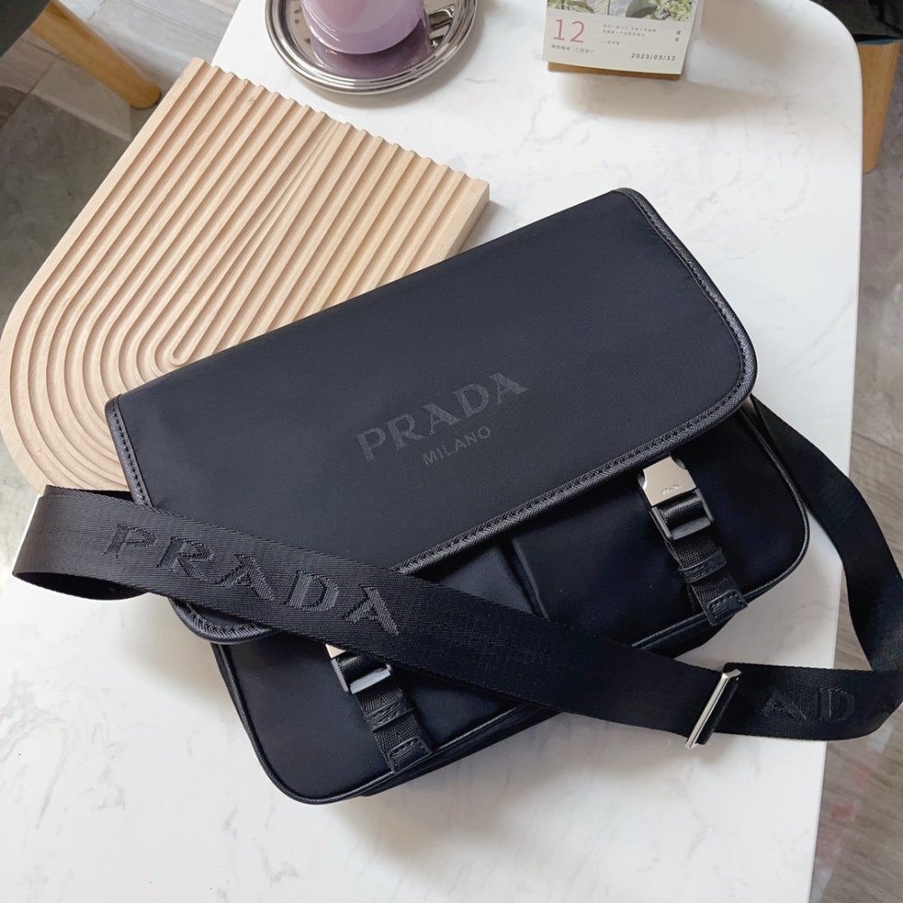 PRADA's latest single shoulder crossbody bag has been shipped. It is a high-end luxury imported waterproof fabric with a cross pattern head layer cowhide. The luxurious triangle mark hardware has a clear logo, and the quality is absolutely comparable...