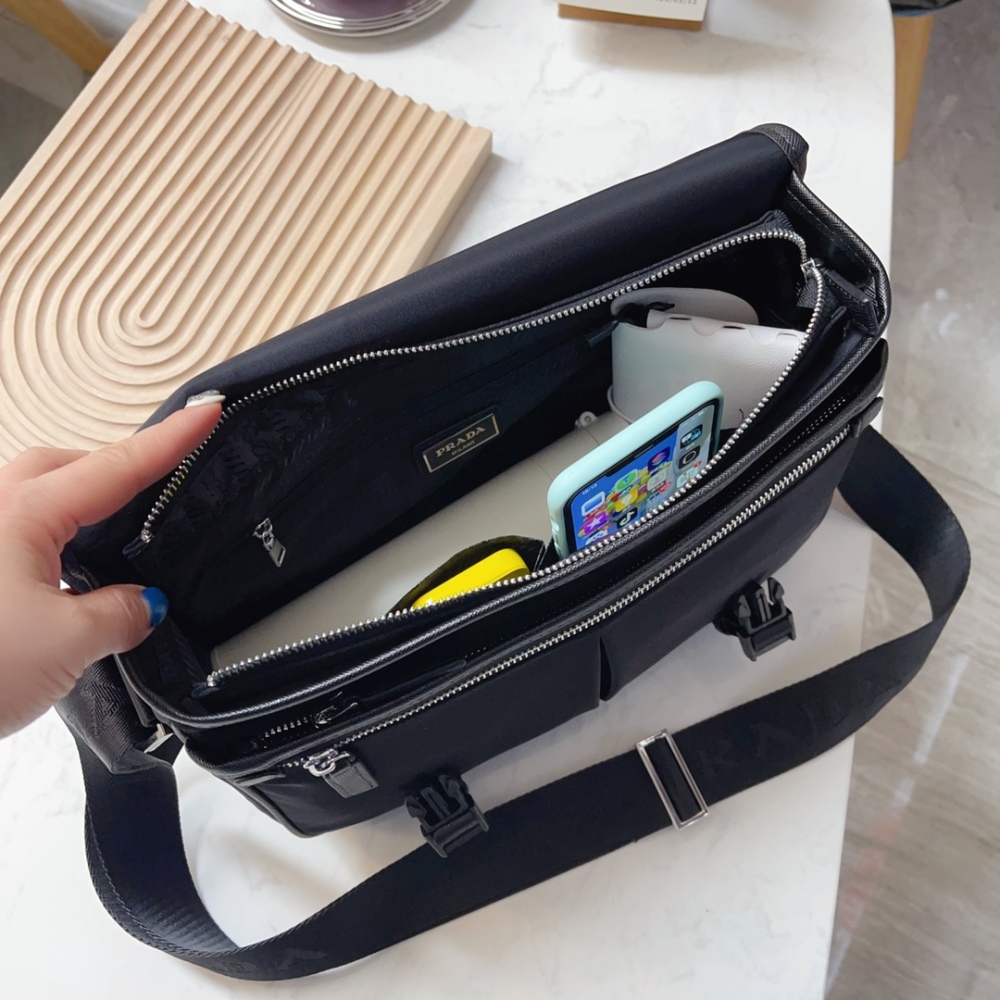 PRADA's latest single shoulder crossbody bag has been shipped. It is a high-end luxury imported waterproof fabric with a cross pattern head layer cowhide. The luxurious triangle mark hardware has a clear logo, and the quality is absolutely comparable...