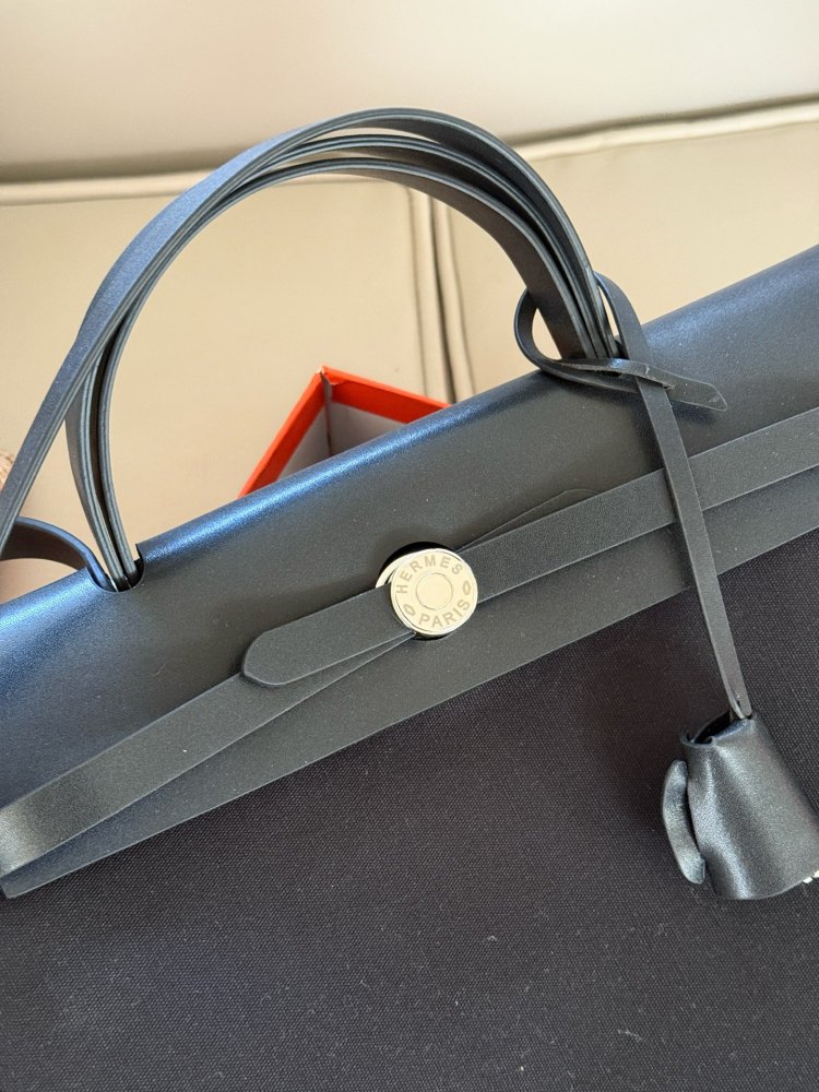 255 boxes
size：31*26cm
Hermes handbag
Canvas shopping bag ?
A bag that is easy to pack in physical form
Recently, I have been carrying my back while traveling
There is texture! Super advanced!
Its capacity is very friendly