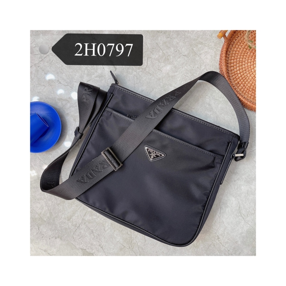 Prada PRADA's latest horizontal shoulder crossbody bag is now available for shipment. It is a high-end luxury original board made of imported waterproof fabric with a cross patterned top layer cowhide. The luxury triangle mark hardware features a cle...