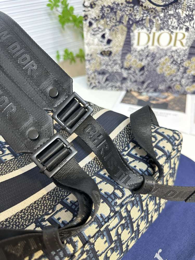 Dior letter canvas bag with cowhide, perfect for both men and women in spring and summer retro style. This bag hits the heart with just one glance, featuring a neutral blue herringbone embroidery and old flower waterproof technology fabric. Dior's co...