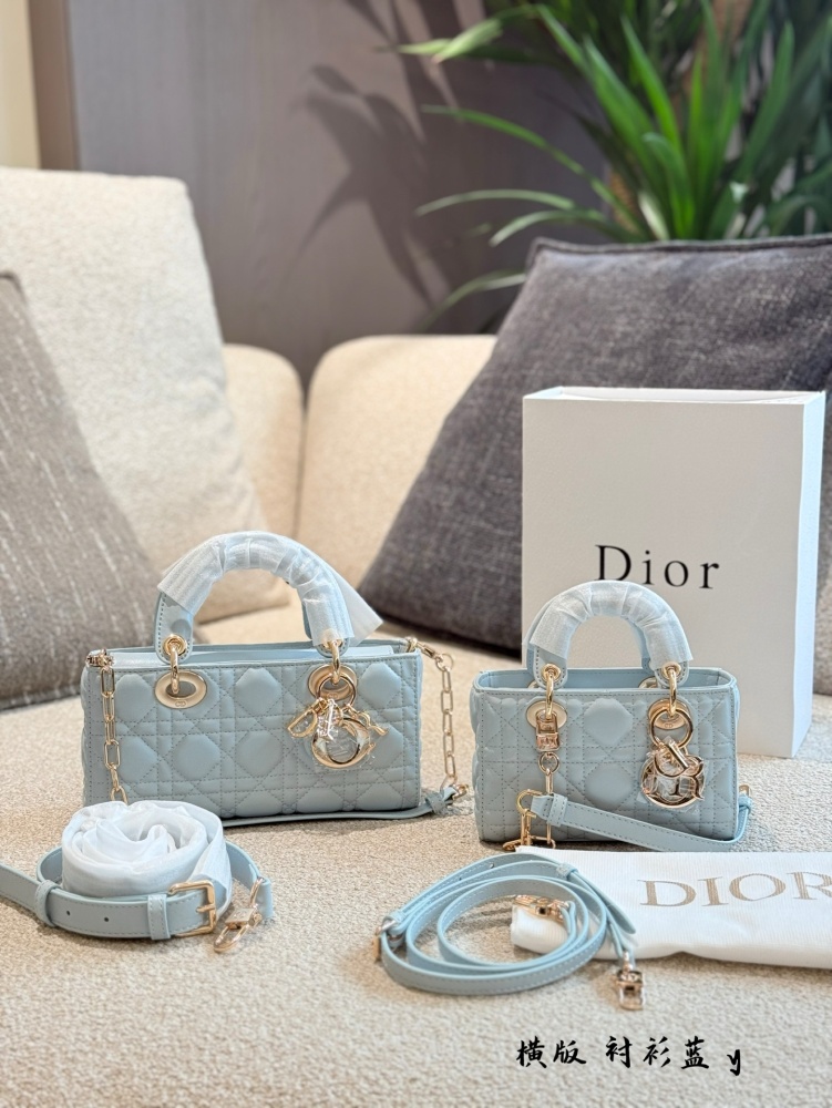 p255p260
Dior blues, breathtakingly beautiful!
This handbag highlights the minimalist aesthetic of the Lady Dior collection, embodying Dior's profound insight into elegance and beauty. The fashionable and elegant design is timeless, carefully crafted...