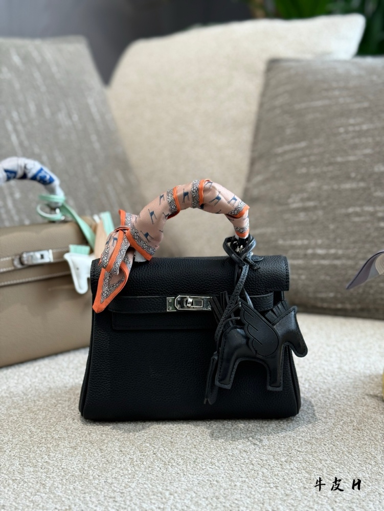 Cowhide P330
High quality texture, versatile upper body, super stylish!!
Hermes MiniKelly II,
Suitable size for all age groups, playful and cute to carry~20cm
