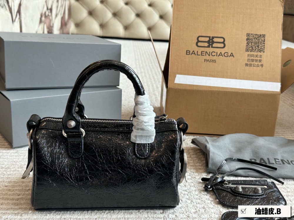 p295
The Parisian aristocratic duffle bag pillow bag is so cute!! A small and versatile artifact!! The newly released Cagole series by Balenciaga has taken a hard time with me, as shown in the picture
Dreaming back to the motorcycle era, even motorcy...