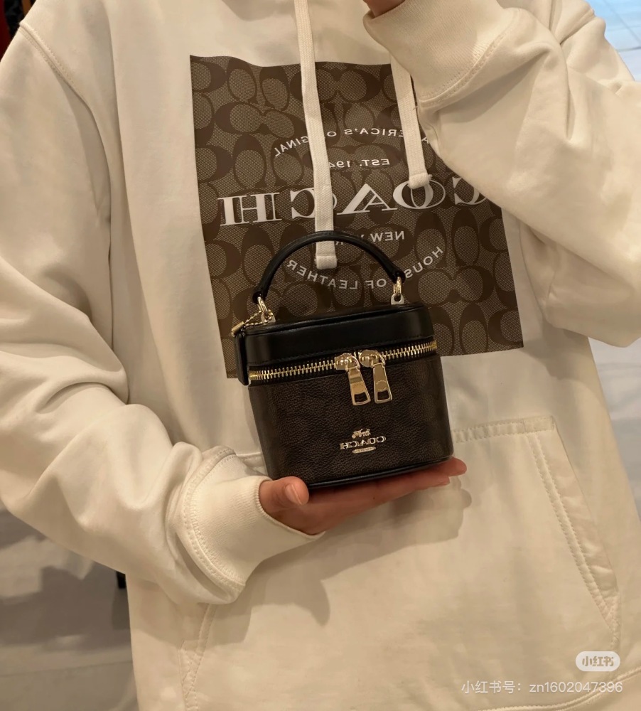 Chanel? Coach? The latest small square box bag is super charming and can hold foldable phones
Lipstick keys are very versatile
Small and exquisite, this is not a proper concave shaped artifact