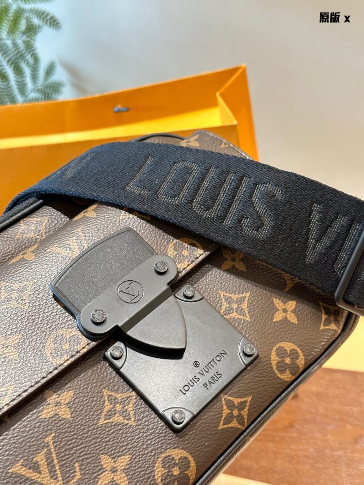 Cowhide embossed p320 old flower p275 black flower p275
LV Men's Bag Recommendation | Men's Presbyopia S-LOCK Business Postman Bag! The Lv S-Lock series really gives people a dazzling feeling
The size of this bag is very suitable for boys to carry wh...