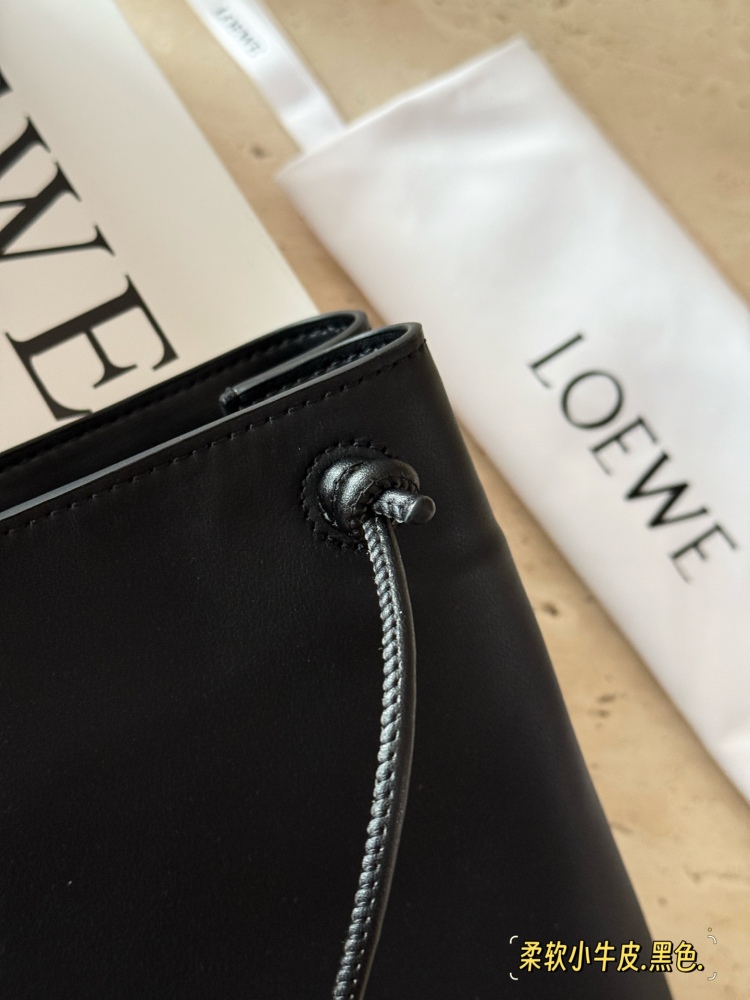 235 box cowhide
size：17*21cm
Loewe's new pebble pouch
Exquisite and compact
Zundu is very beautiful and soft
The material of calf leather feels very comfortable to the touch