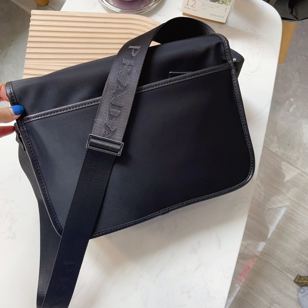 PRADA's latest single shoulder crossbody bag has been shipped. It is a high-end luxury imported waterproof fabric with a cross pattern head layer cowhide. The luxurious triangle mark hardware has a clear logo, and the quality is absolutely comparable...