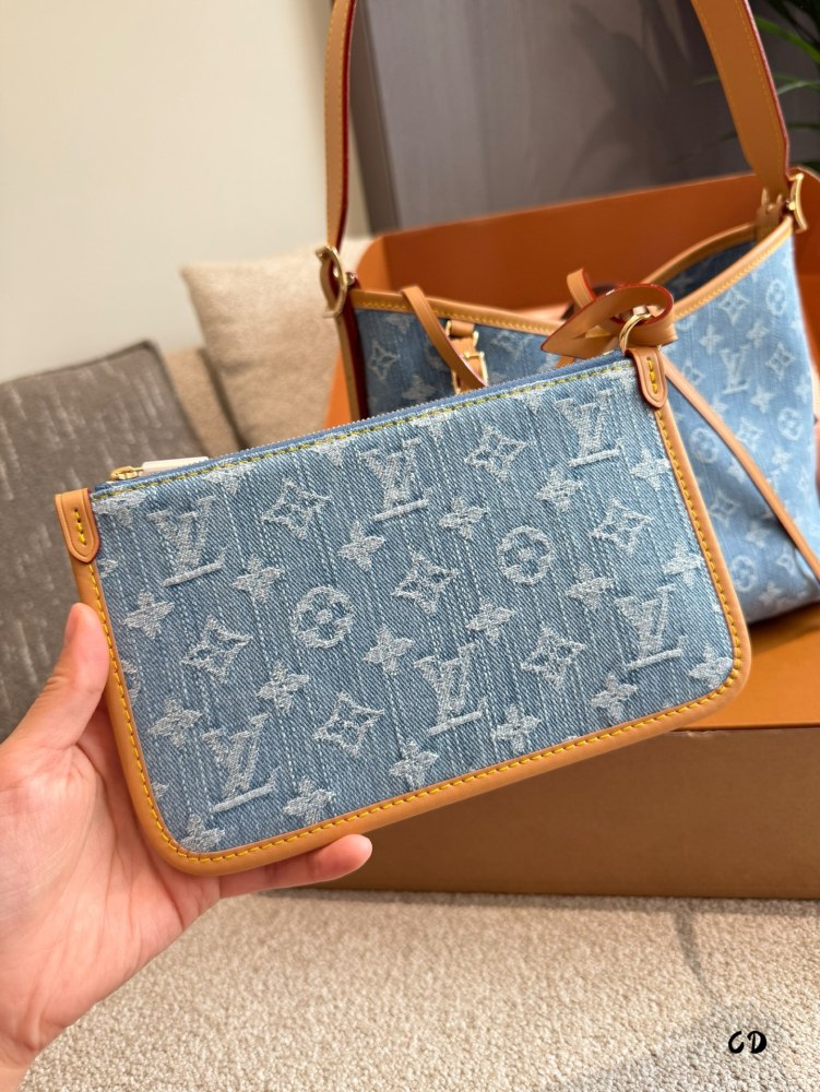 p275
Louis Vuitton | July New Product LV New Light Blue Denim Carryall Denim Bag
New light blue, fresh, fashionable, and high-end~Washed and distressed design
Great match with summer~I love carrying him when I go out, 30cm double box packaging