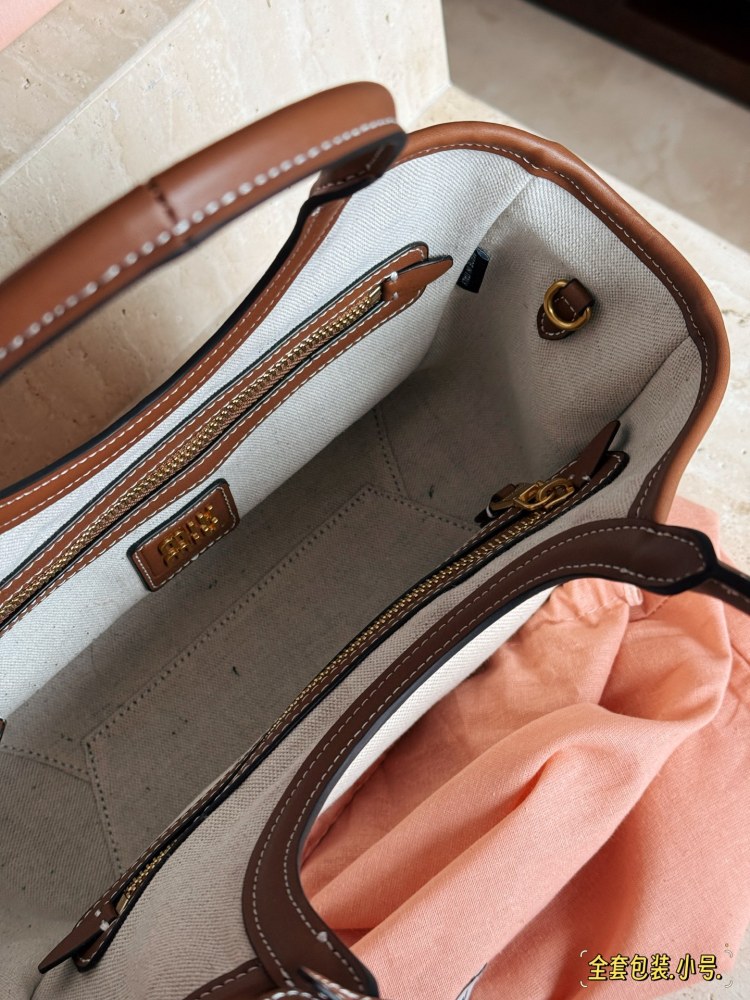 300 complete sets of packaging
size：21*18cm
Miumiu's new tote
The wind is blowing too hard this year
There are so many popular products!
This version is also too beautiful!
Miumiu's canvas bag is packed in one color for spring and summer!
Canvas an...