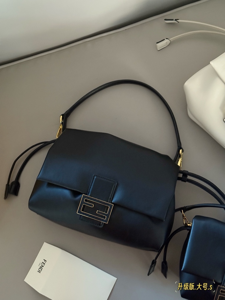 250 265 box upgrade version
Size: 16 * 13cm (small)
26.5 * 18cm (large)
The latest series Mama Baguette has truly been designed to the hearts of fairies!
Fendi's latest magic wand
Fresh and elegant!