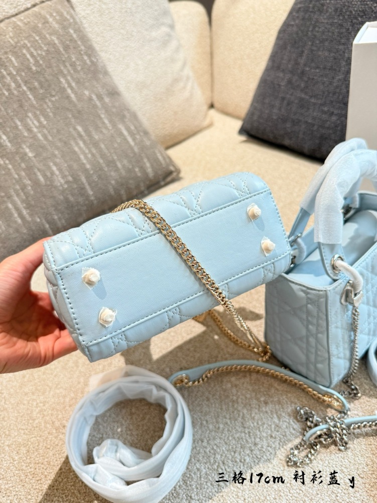 p245
Dior blues, breathtakingly beautiful!
This handbag highlights the minimalist aesthetic of the Lady Dior collection, embodying Dior's profound insight into elegance and beauty. The fashionable and elegant design is timeless, carefully crafted fro...