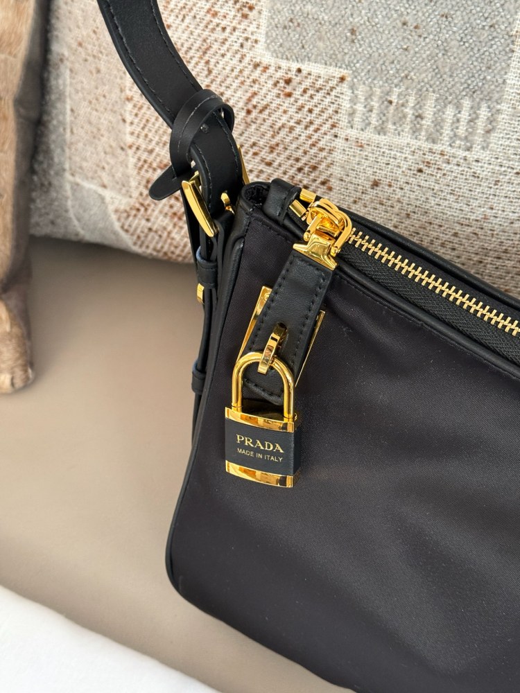 290 boxes
size：40*20cm
??? Recommended PRADA aimee
Prada has released a new model again
This underarm nylon cowhide handbag is also quite good!
The designer's inspiration is starting to shine again!
Lightweight nylon material paired with calf...
