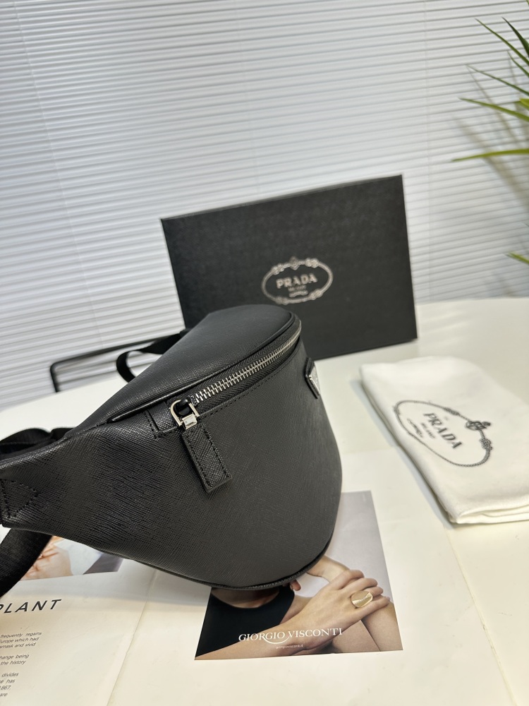 The latest Prada cross chest bag/waist pack! PVC model 2VH033 classic and versatile! Super textured and comfortable to the touch, with meticulous workmanship. Made of Taiwanese fabric, it is definitely a bag with a very high sex ratio, inheriting the...