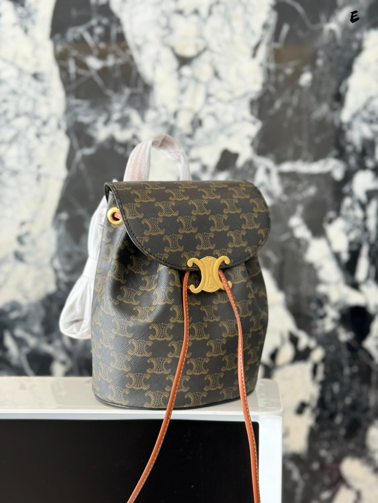 p245
The CELINE new small book bag B has been planted with grass
CELINE's new small backpack is a bit easy to carry!  ! ! New backpack BONNIE
Compared to the previous bag, it has a wider and fuller shape. The Cb Triumphal Arch buckle's support hit me...