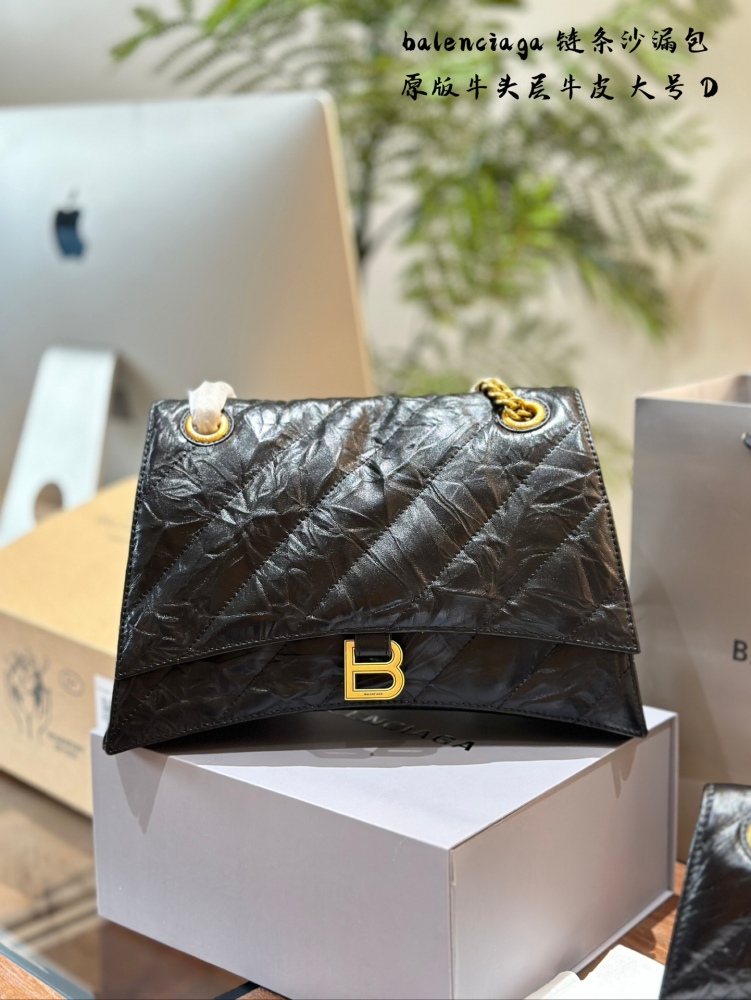 Balenciaga hourglass bag p350p400
From the perspective of value preservation, I chose a hard hourglass bag and tried it on. I feel that soft cowhide is more suitable for me. 1. The bag can hold change inside, and there are many compartments that are ...
