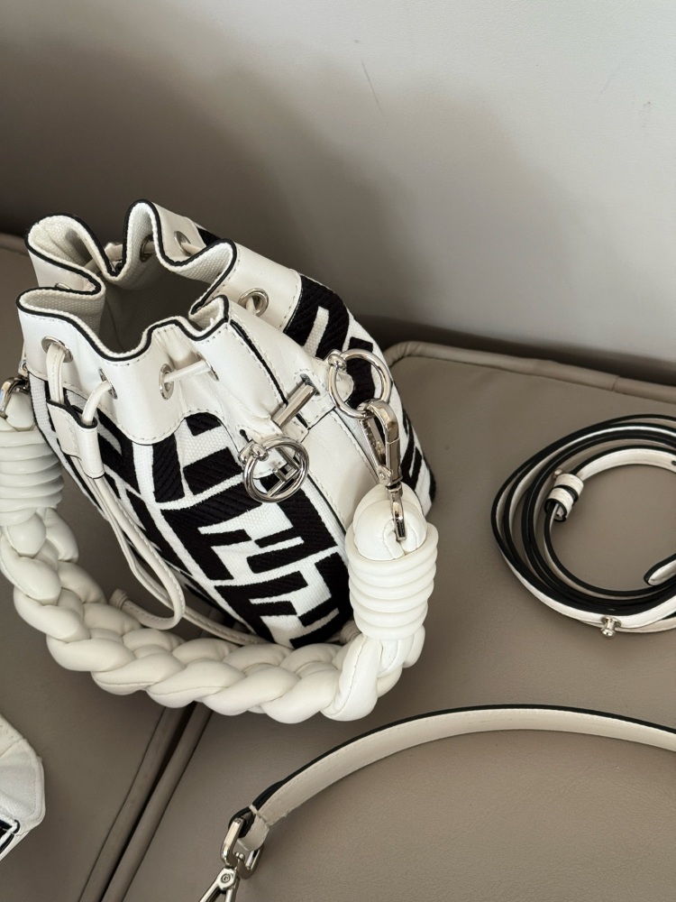 220 boxes
size：12.5*18cm
Fendi bucket bag
Wide woven wrist strap
configuration ? Long shoulder straps!
The Wealth Bucket has a new color scheme! It's so beautiful
The capacity and appearance are all very online!