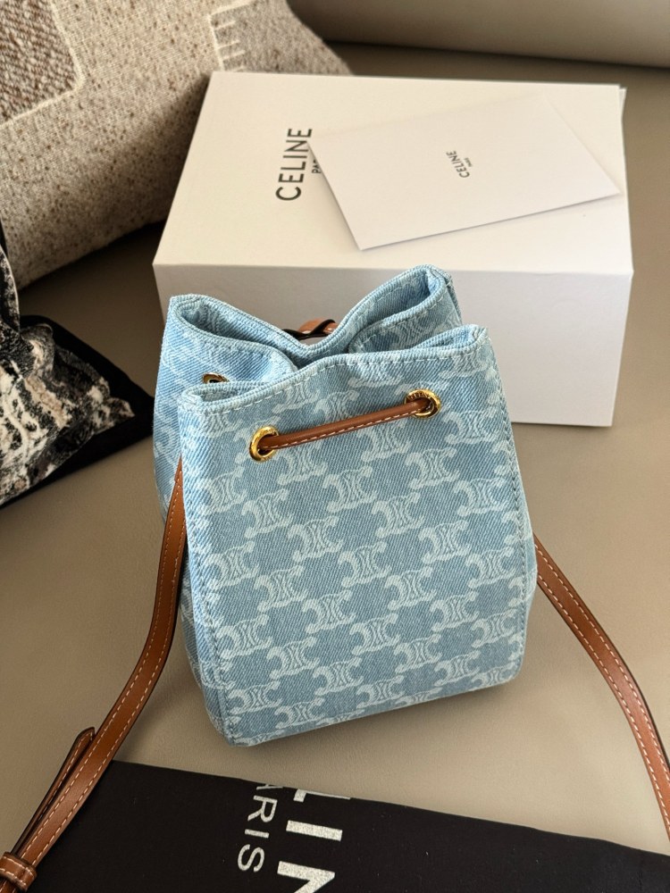 205 box
size：14*18cm
Celine denim bucket bag
Shallow denim is perfect for summer!
Super online appearance
Celine bucket bag is easier to carry on the back