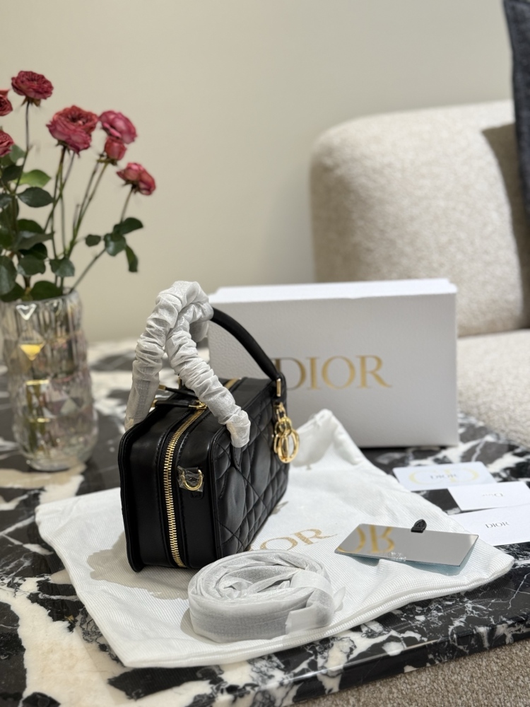 p340
DIOR sheepskin mini small square bag doctor bag
This Montaigne 30 series mini doctor bag is a new winter 2024 product, sewn with triangular lining, presenting a crisp design, fashionable and modern without losing practical functions. Crafted wit...