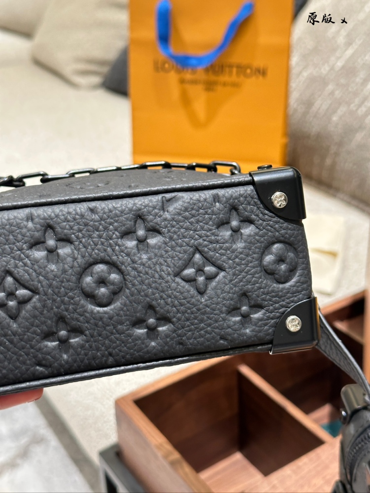 p265p285
LV Soft Box Package Black Warrior:
LV's soft box pack Black Warrior has a mysterious and cool temperament. The combination of black Monogram coated canvas and black leather showcases the brand's unique luxury charm. Its appearance is tough y...