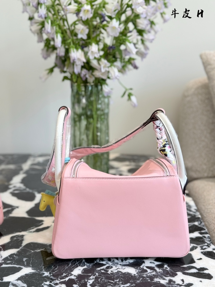 p410
Lindy has a lazy and casual nature. Loving her sisters, she really needs to see this advanced, clean and healing color. 0% lindy26 with silver clasp is really healing. The whole blue bag has a feeling of blue sea legend, grand and dazzling~
Make...