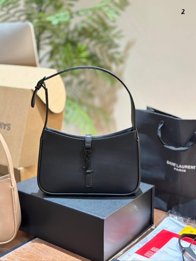 p230
Saint Laurent YSLLE5A7 black gold logo bag with hook and loop closure design
Size 23x16x6.5 centimeters, simple and low-key bag shape, huge beauty and versatility on the upper body, super revealing temperament