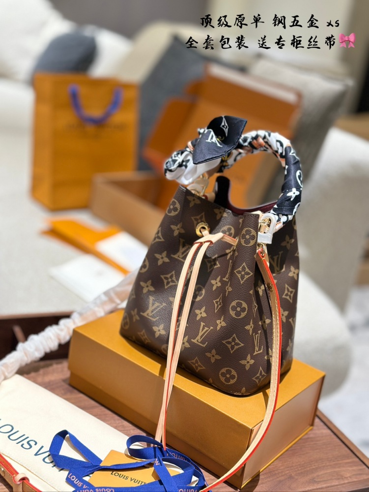 p375
Lv One Second Get Fairy Sister Same Version V
LV speedy nano t+from a fashion perspective As mentioned above, it meets everyone's aesthetic preferences, being lightweight, durable, and super capable of carrying a minimalist body that is suitable...
