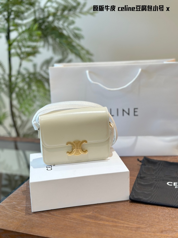 Original version x
Celine Triumphal Arch Tofu Bun
The meaning of 'Chong' is also to collect fragrance
The armpit bag of the Arc de Triomphe has a much larger capacity than imagined
Daily back is completely enough
Black is never wrong - it can be worn...