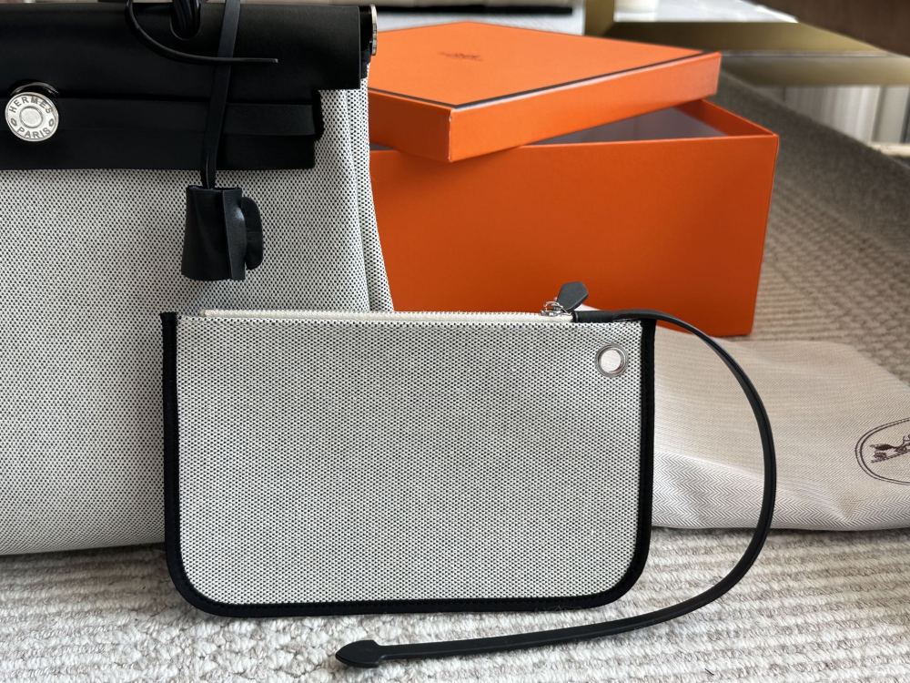 290 boxes
size：31*26cm
Hermes handbag
Canvas shopping bag ?
A bag that is easy to pack in physical form
Recently, I have been carrying my back while traveling
There is texture! Super advanced!
Its capacity is very friendly ..